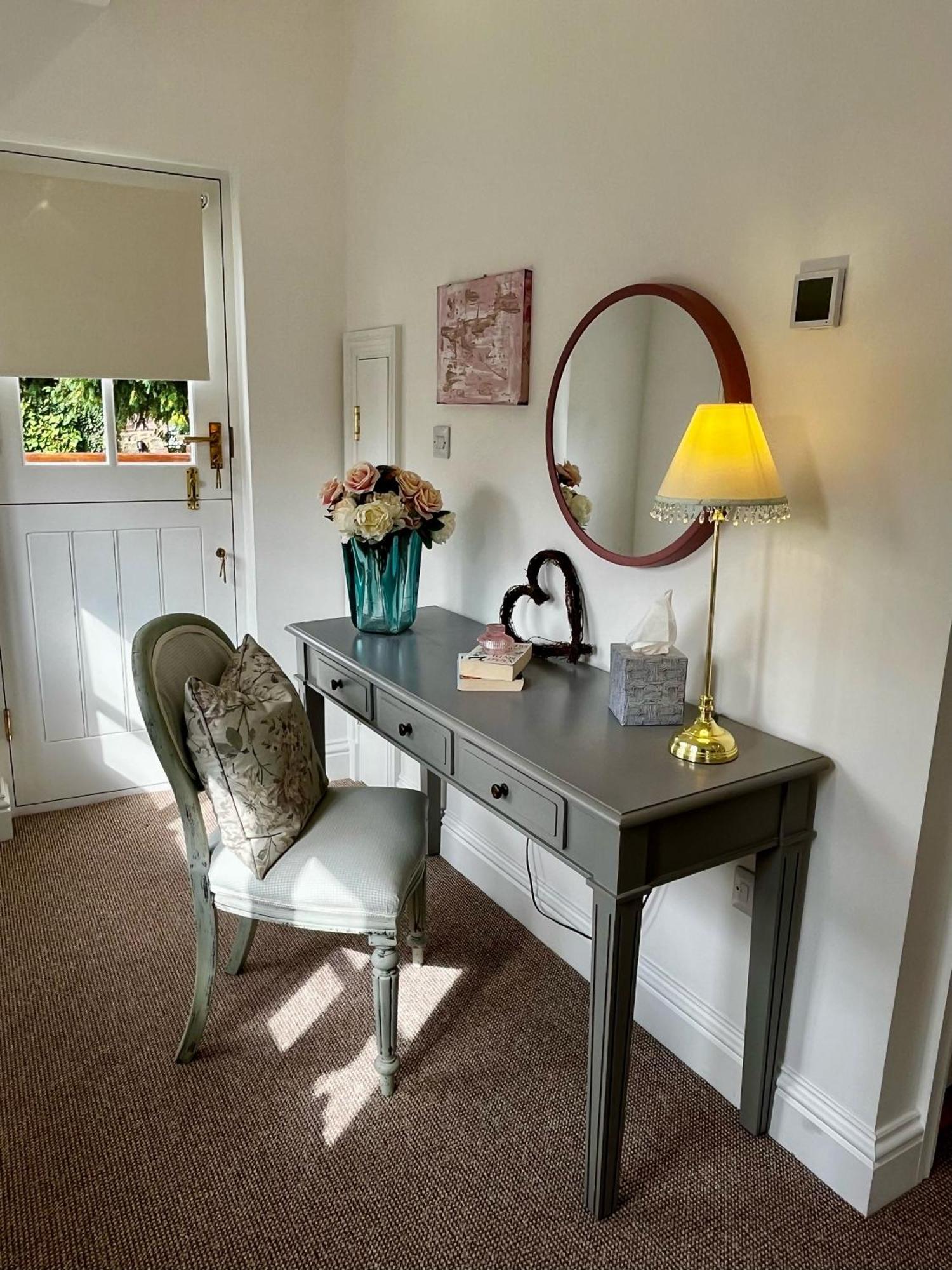 Flower Cottage By Ludlow Castle With Onsite Parking Extérieur photo