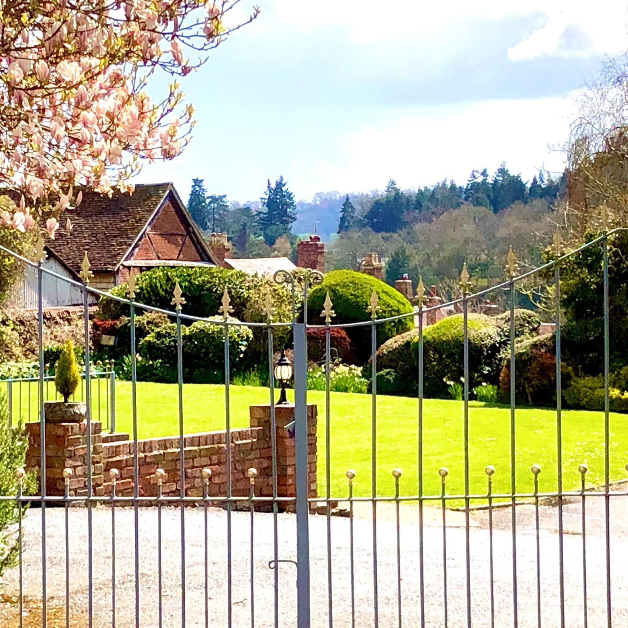 Flower Cottage By Ludlow Castle With Onsite Parking Extérieur photo