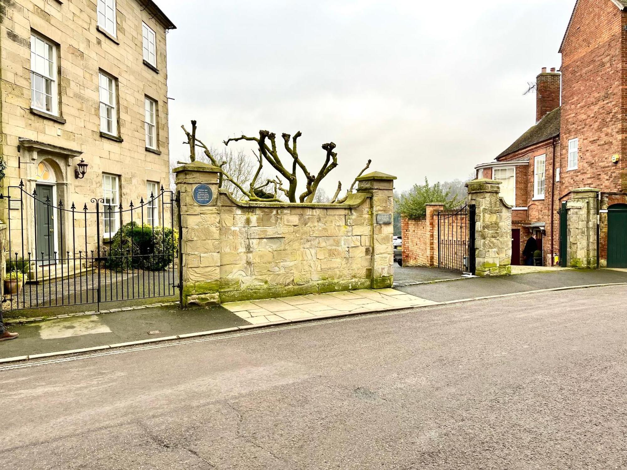 Flower Cottage By Ludlow Castle With Onsite Parking Extérieur photo